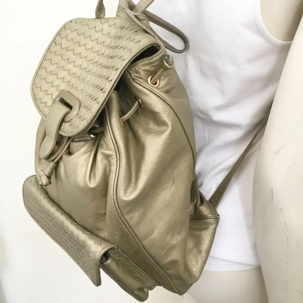 VTG ASPECTS Faux Leather Bucket Bag Backpack in Metallic Gold